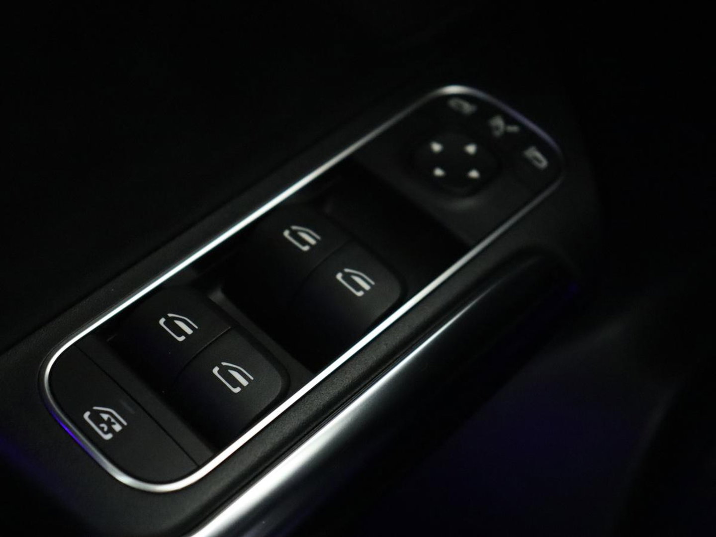 Mercedes-Benz GLA 200 Business Solution AMG | Panoramadak | Carplay | Matrix LED | Stoelverwarming | Trekhaak | Memory | Leder/Alcantara | Navigatie | Park Assist