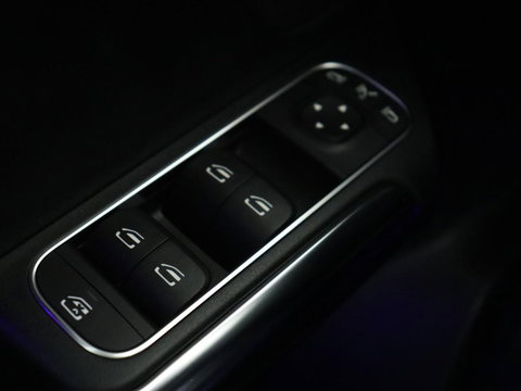 Mercedes-Benz GLA 200 Business Solution AMG | Panoramadak | Carplay | Matrix LED | Stoelverwarming | Trekhaak | Memory | Leder/Alcantara | Navigatie | Park Assist