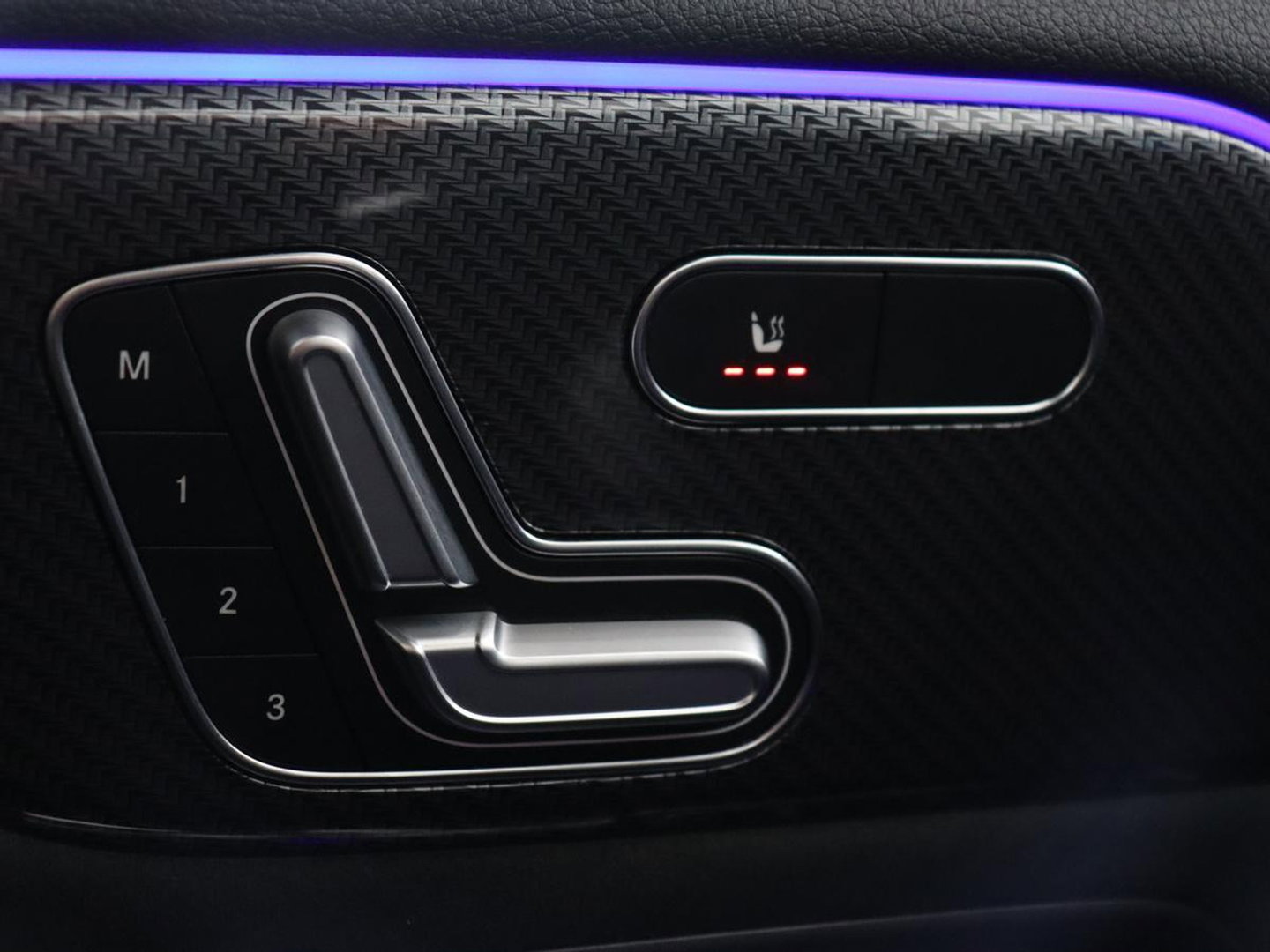 Mercedes-Benz GLA 200 Business Solution AMG | Panoramadak | Carplay | Matrix LED | Stoelverwarming | Trekhaak | Memory | Leder/Alcantara | Navigatie | Park Assist