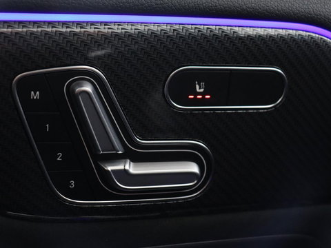 Mercedes-Benz GLA 200 Business Solution AMG | Panoramadak | Carplay | Matrix LED | Stoelverwarming | Trekhaak | Memory | Leder/Alcantara | Navigatie | Park Assist