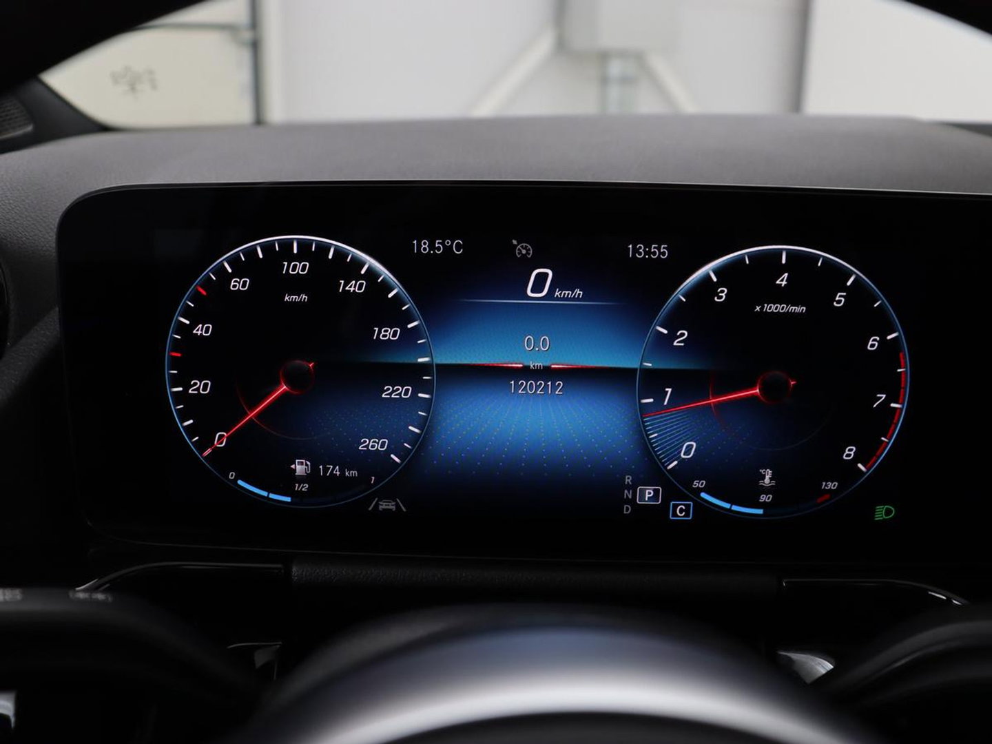 Mercedes-Benz GLA 200 Business Solution AMG | Panoramadak | Carplay | Matrix LED | Stoelverwarming | Trekhaak | Memory | Leder/Alcantara | Navigatie | Park Assist