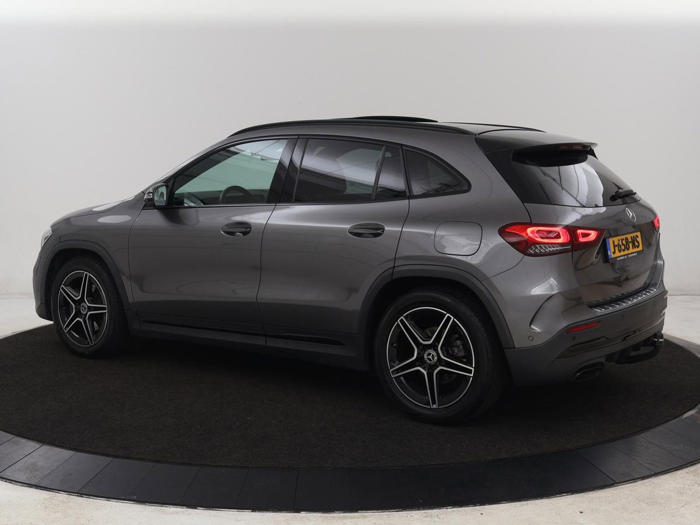 Mercedes-Benz GLA 200 Business Solution AMG | Panoramadak | Carplay | Matrix LED | Stoelverwarming | Trekhaak | Memory | Leder/Alcantara | Navigatie | Park Assist