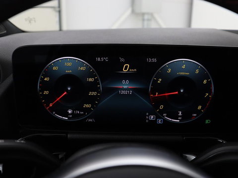 Mercedes-Benz GLA 200 Business Solution AMG | Panoramadak | Carplay | Matrix LED | Stoelverwarming | Trekhaak | Memory | Leder/Alcantara | Navigatie | Park Assist