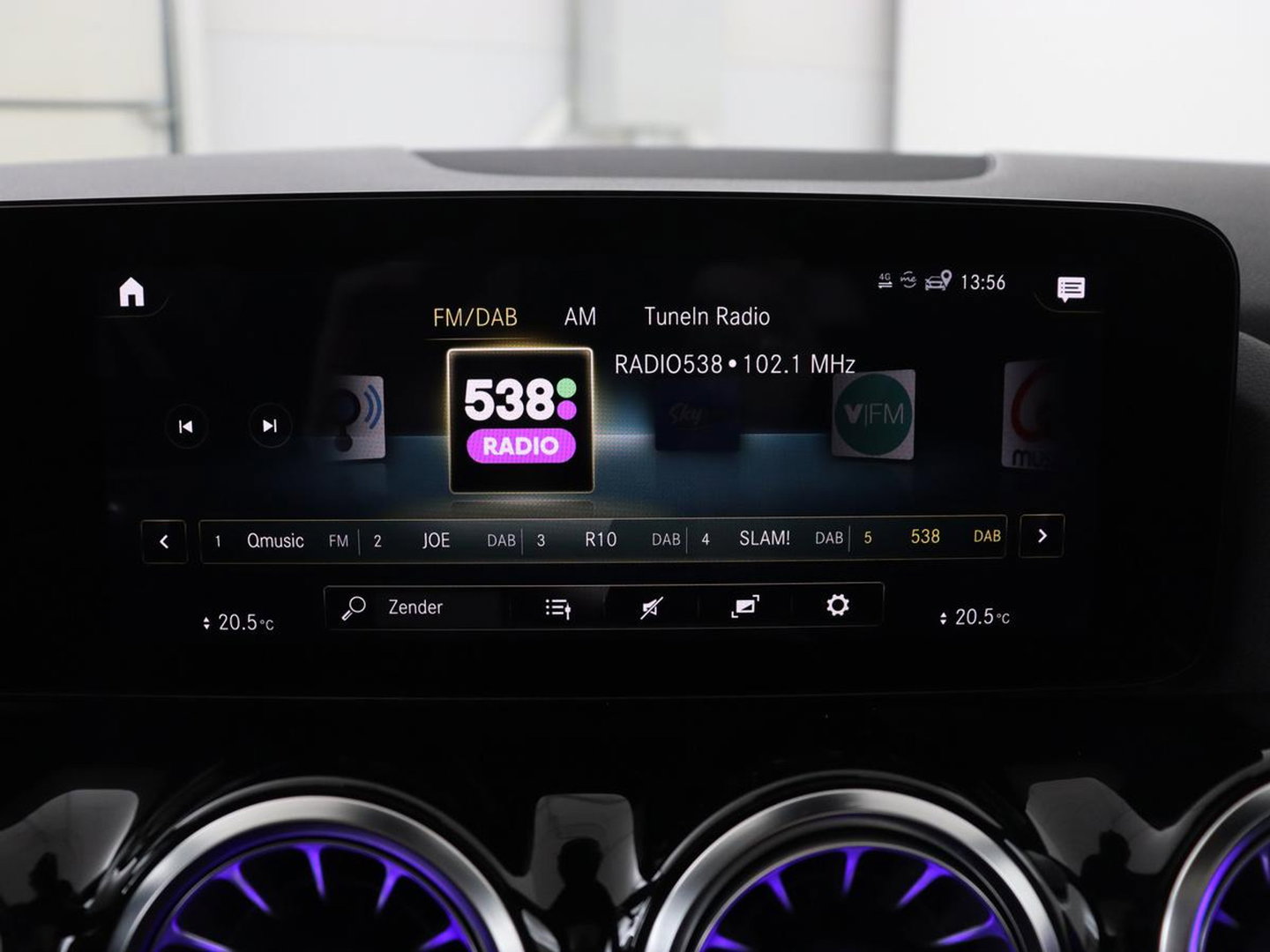 Mercedes-Benz GLA 200 Business Solution AMG | Panoramadak | Carplay | Matrix LED | Stoelverwarming | Trekhaak | Memory | Leder/Alcantara | Navigatie | Park Assist