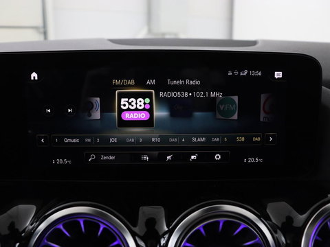 Mercedes-Benz GLA 200 Business Solution AMG | Panoramadak | Carplay | Matrix LED | Stoelverwarming | Trekhaak | Memory | Leder/Alcantara | Navigatie | Park Assist