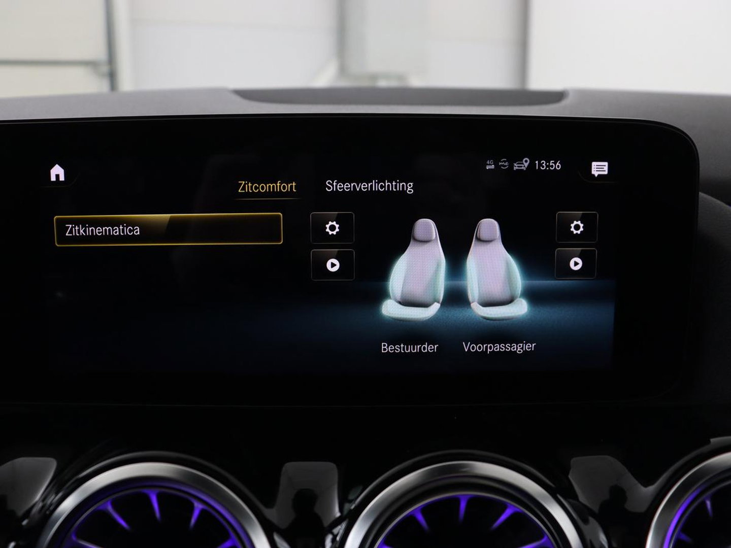 Mercedes-Benz GLA 200 Business Solution AMG | Panoramadak | Carplay | Matrix LED | Stoelverwarming | Trekhaak | Memory | Leder/Alcantara | Navigatie | Park Assist