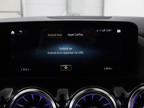 Mercedes-Benz GLA 200 Business Solution AMG | Panoramadak | Carplay | Matrix LED | Stoelverwarming | Trekhaak | Memory | Leder/Alcantara | Navigatie | Park Assist