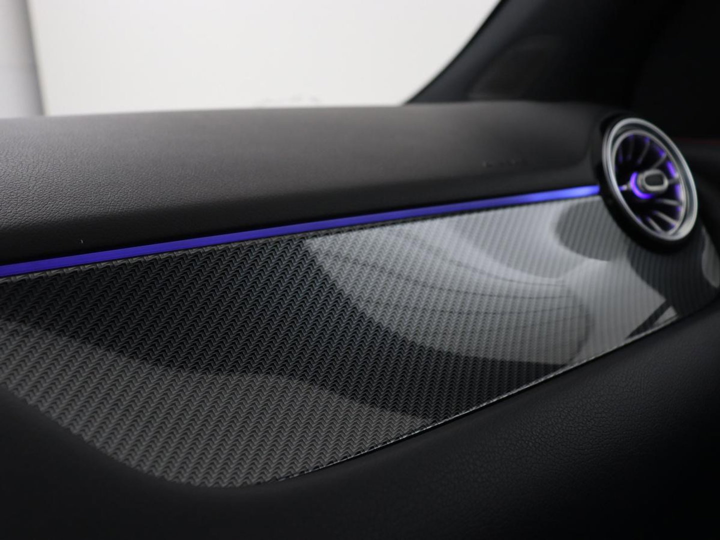 Mercedes-Benz GLA 200 Business Solution AMG | Panoramadak | Carplay | Matrix LED | Stoelverwarming | Trekhaak | Memory | Leder/Alcantara | Navigatie | Park Assist