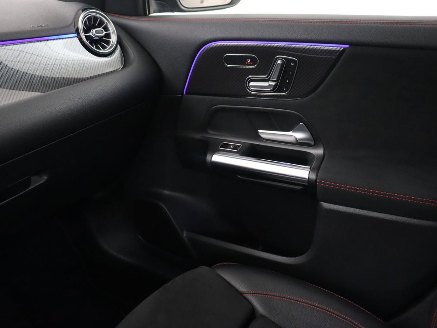 Mercedes-Benz GLA 200 Business Solution AMG | Panoramadak | Carplay | Matrix LED | Stoelverwarming | Trekhaak | Memory | Leder/Alcantara | Navigatie | Park Assist