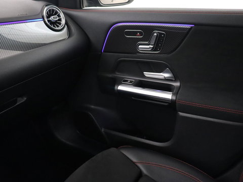 Mercedes-Benz GLA 200 Business Solution AMG | Panoramadak | Carplay | Matrix LED | Stoelverwarming | Trekhaak | Memory | Leder/Alcantara | Navigatie | Park Assist