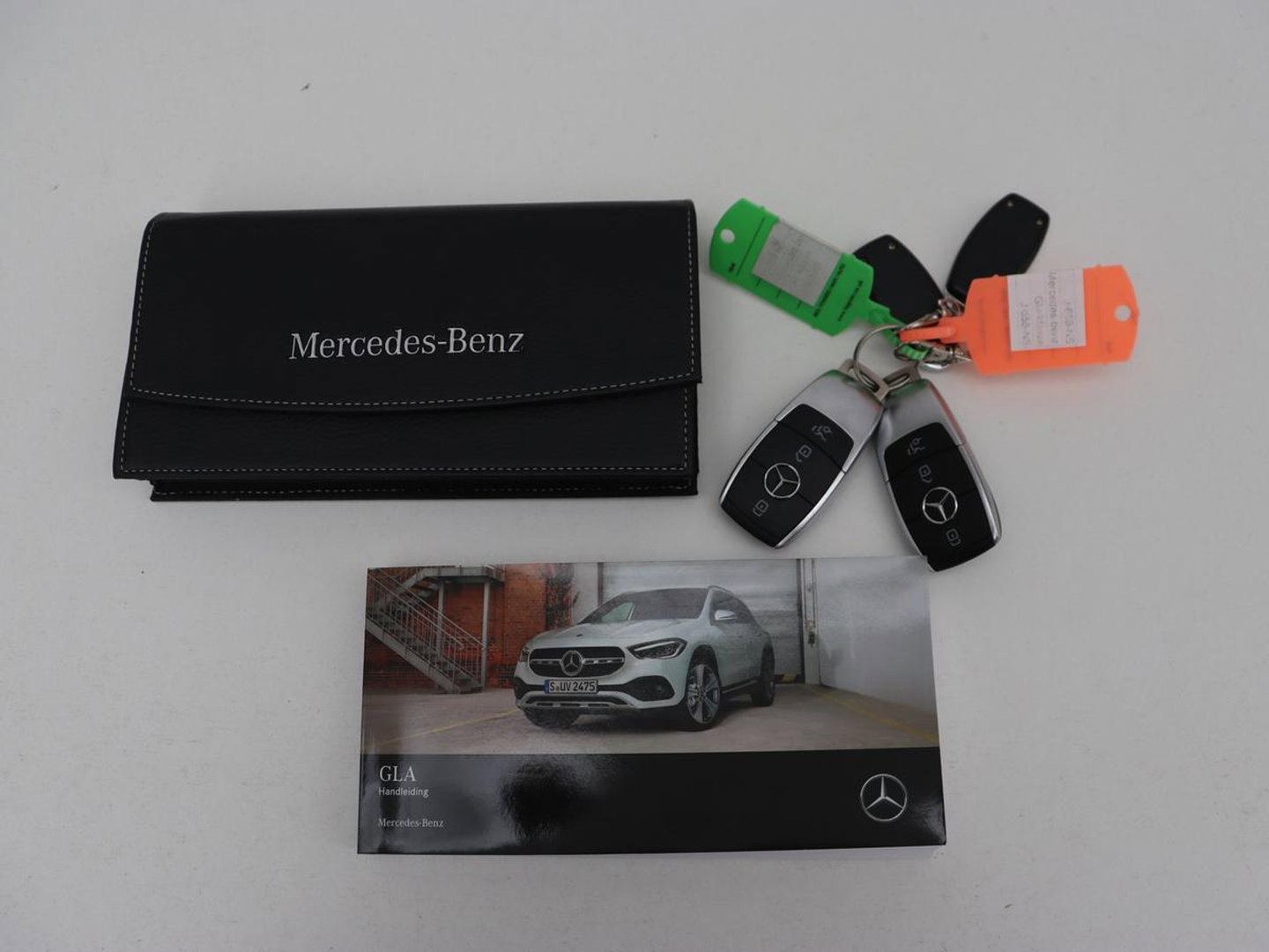 Mercedes-Benz GLA 200 Business Solution AMG | Panoramadak | Carplay | Matrix LED | Stoelverwarming | Trekhaak | Memory | Leder/Alcantara | Navigatie | Park Assist