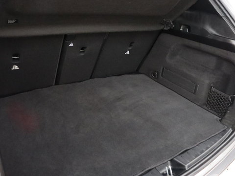 Mercedes-Benz GLA 200 Business Solution AMG | Panoramadak | Carplay | Matrix LED | Stoelverwarming | Trekhaak | Memory | Leder/Alcantara | Navigatie | Park Assist