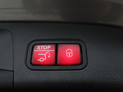 Mercedes-Benz GLA 200 Business Solution AMG | Panoramadak | Carplay | Matrix LED | Stoelverwarming | Trekhaak | Memory | Leder/Alcantara | Navigatie | Park Assist