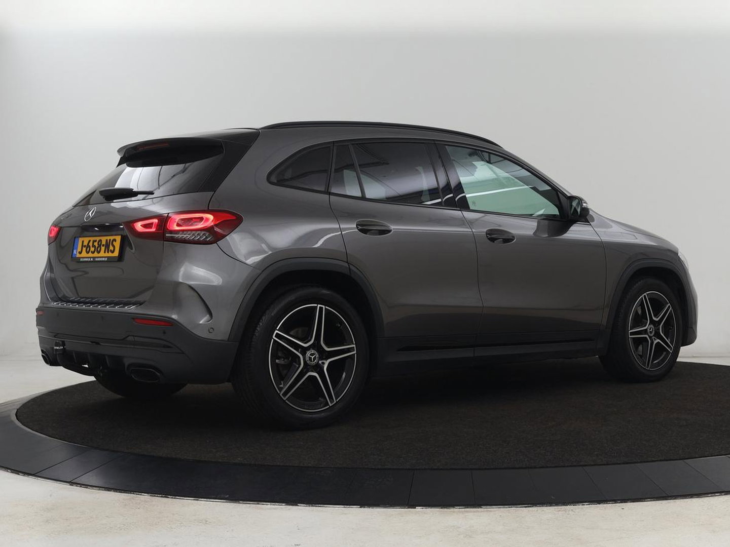 Mercedes-Benz GLA 200 Business Solution AMG | Panoramadak | Carplay | Matrix LED | Stoelverwarming | Trekhaak | Memory | Leder/Alcantara | Navigatie | Park Assist