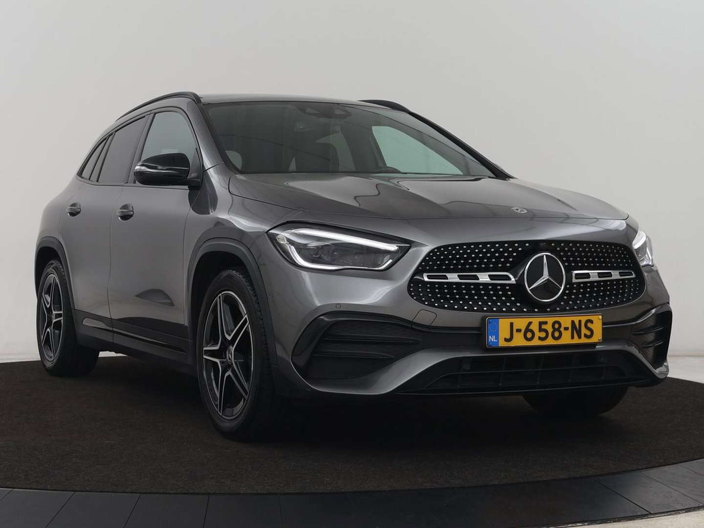 Mercedes-Benz GLA 200 Business Solution AMG | Panoramadak | Carplay | Matrix LED | Stoelverwarming | Trekhaak | Memory | Leder/Alcantara | Navigatie | Park Assist