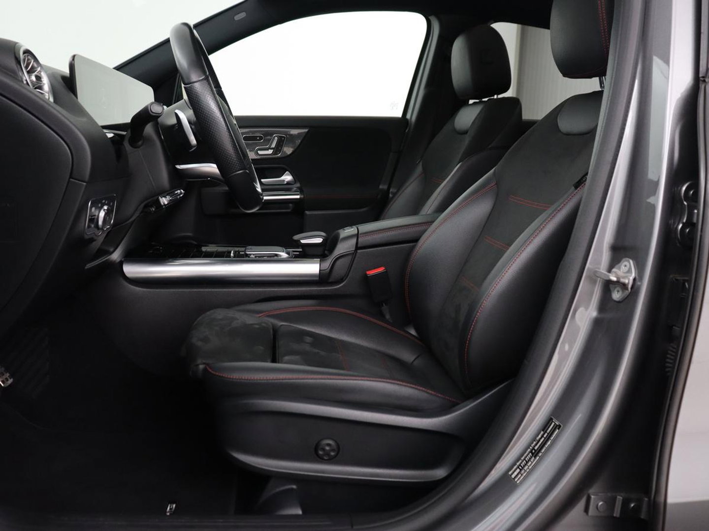 Mercedes-Benz GLA 200 Business Solution AMG | Panoramadak | Carplay | Matrix LED | Stoelverwarming | Trekhaak | Memory | Leder/Alcantara | Navigatie | Park Assist