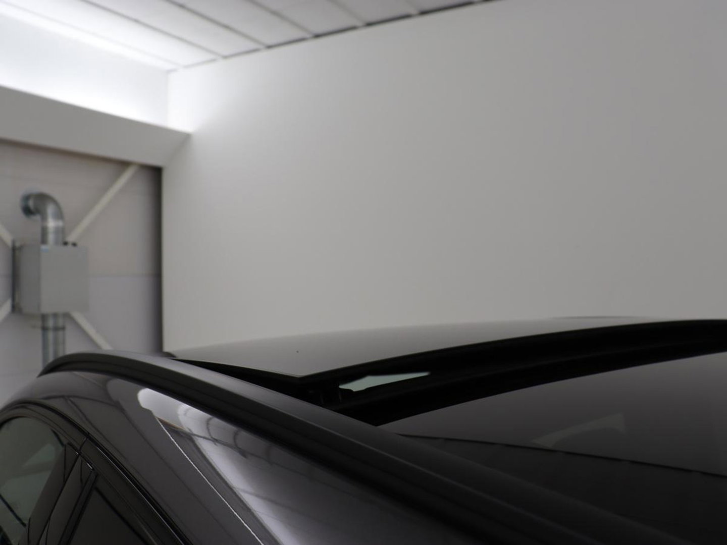 Mercedes-Benz GLA 200 Business Solution AMG | Panoramadak | Carplay | Matrix LED | Stoelverwarming | Trekhaak | Memory | Leder/Alcantara | Navigatie | Park Assist