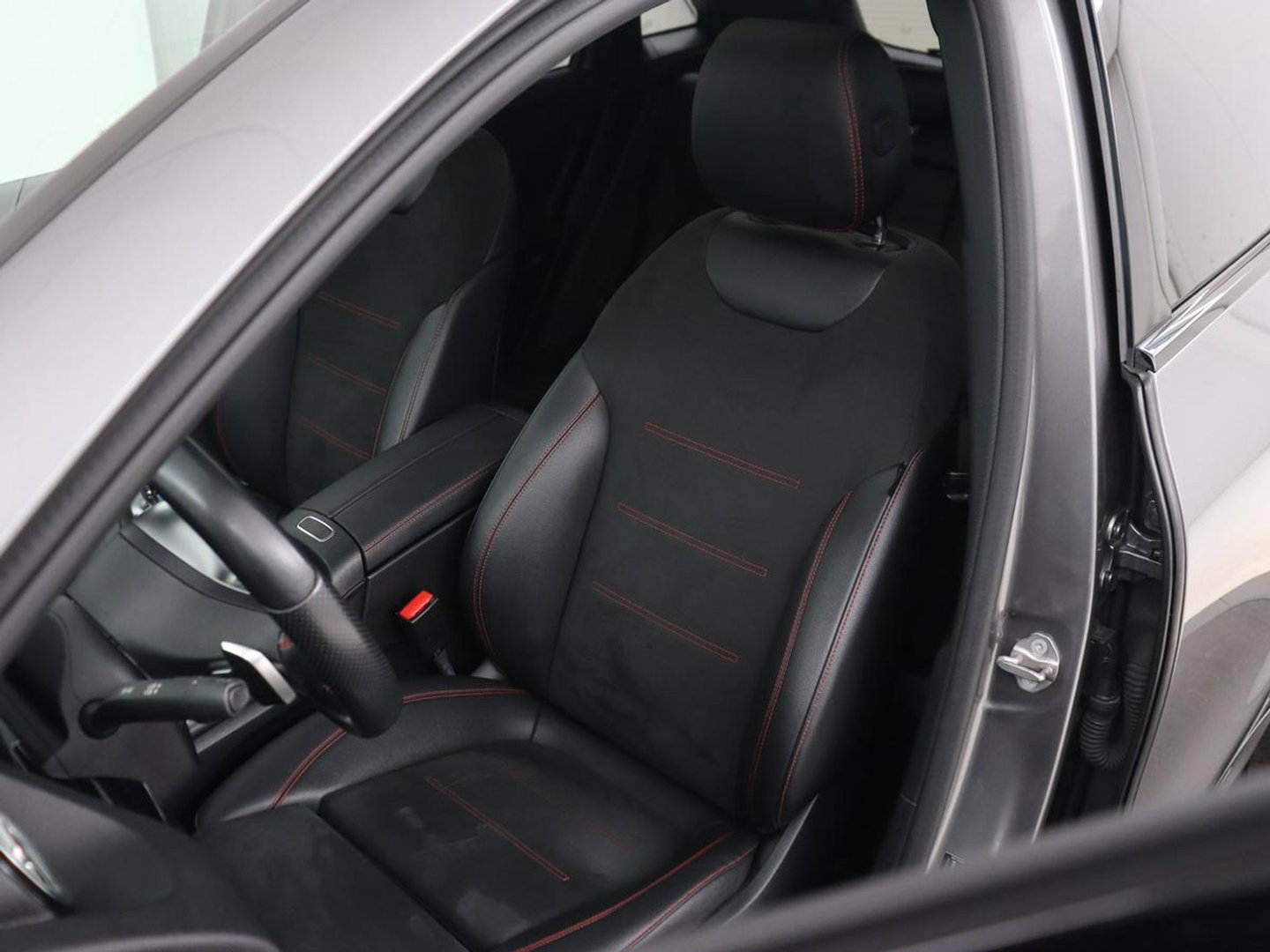 Mercedes-Benz GLA 200 Business Solution AMG | Panoramadak | Carplay | Matrix LED | Stoelverwarming | Trekhaak | Memory | Leder/Alcantara | Navigatie | Park Assist