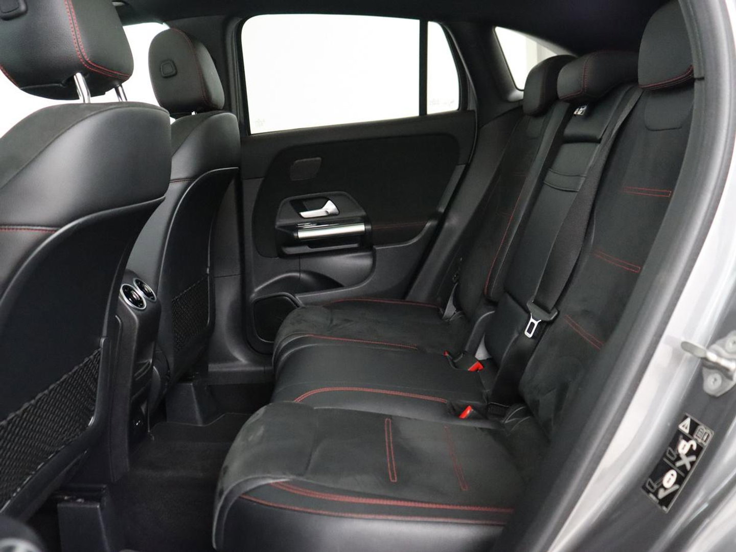 Mercedes-Benz GLA 200 Business Solution AMG | Panoramadak | Carplay | Matrix LED | Stoelverwarming | Trekhaak | Memory | Leder/Alcantara | Navigatie | Park Assist