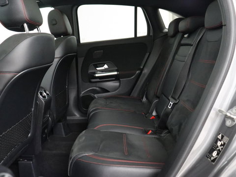 Mercedes-Benz GLA 200 Business Solution AMG | Panoramadak | Carplay | Matrix LED | Stoelverwarming | Trekhaak | Memory | Leder/Alcantara | Navigatie | Park Assist