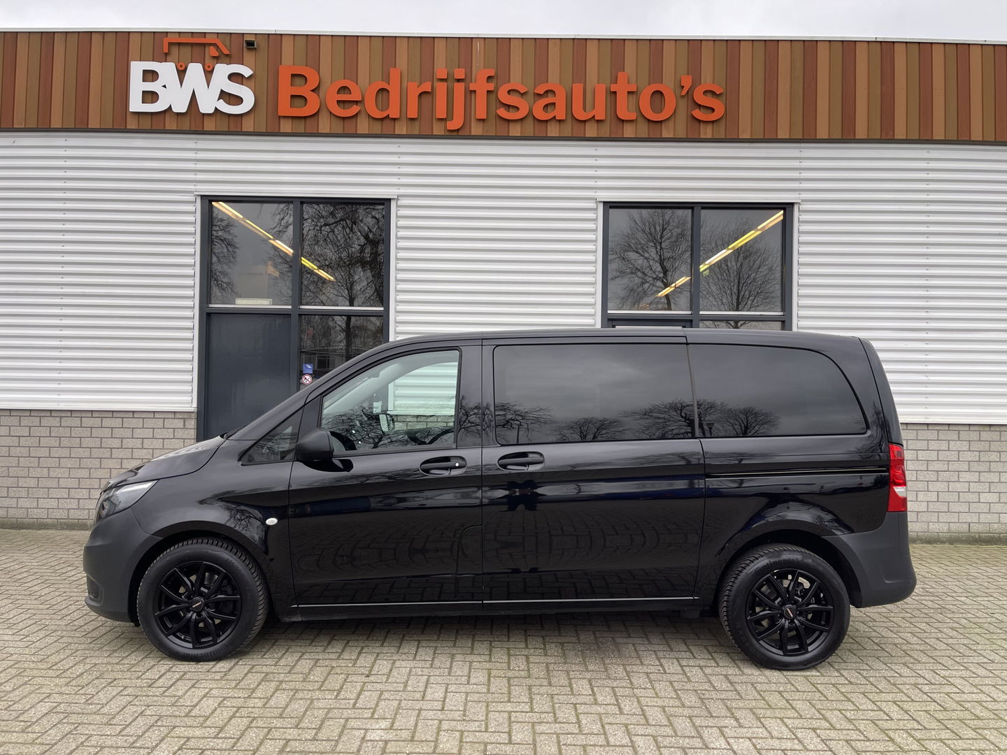 Mercedes-Benz Vito 116 CDI automaat rolstoelbus / speciaal gebouwd voor rolstoel bestuurder / € 27.950 marge / zwart metallic / lift / hand gas en rem / airco / cruise control / euro 6 diesel