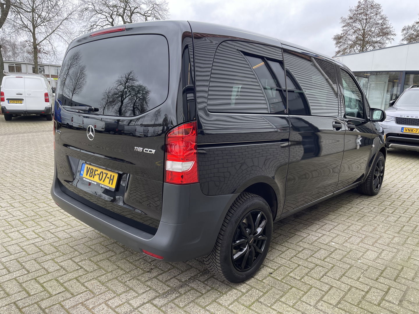 Mercedes-Benz Vito 116 CDI automaat rolstoelbus / speciaal gebouwd voor rolstoel bestuurder / € 27.950 marge / zwart metallic / lift / hand gas en rem / airco / cruise control / euro 6 diesel