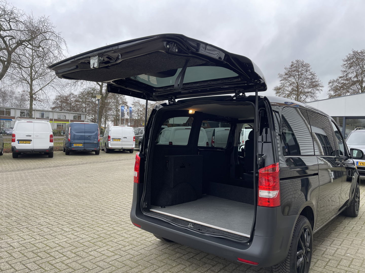 Mercedes-Benz Vito 116 CDI automaat rolstoelbus / speciaal gebouwd voor rolstoel bestuurder / € 27.950 marge / zwart metallic / lift / hand gas en rem / airco / cruise control / euro 6 diesel