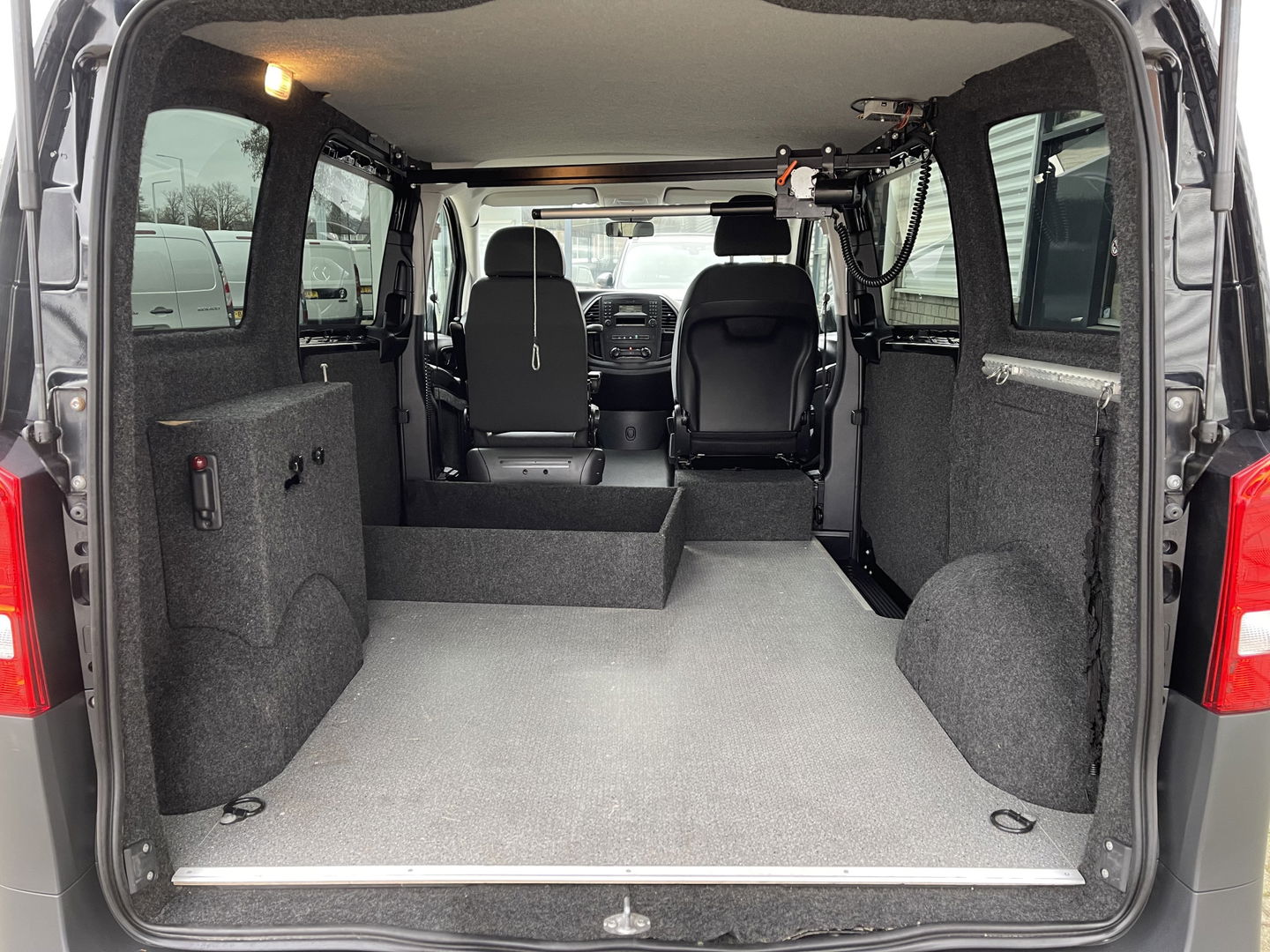 Mercedes-Benz Vito 116 CDI automaat rolstoelbus / speciaal gebouwd voor rolstoel bestuurder / € 27.950 marge / zwart metallic / lift / hand gas en rem / airco / cruise control / euro 6 diesel