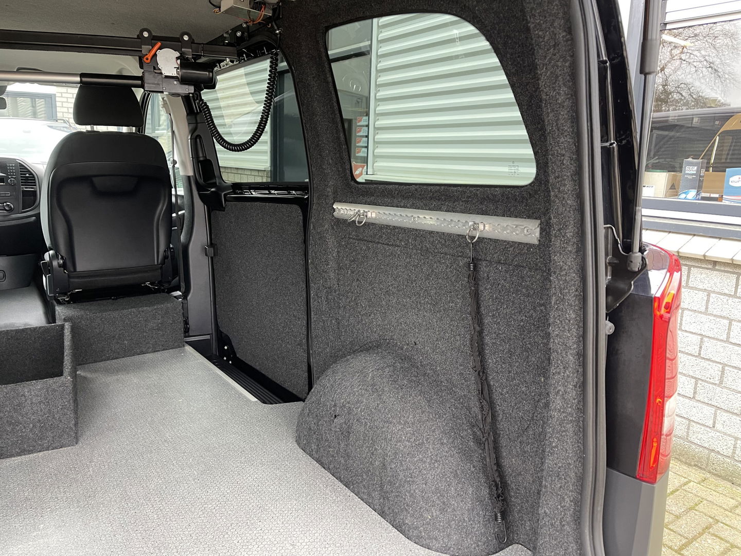 Mercedes-Benz Vito 116 CDI automaat rolstoelbus / speciaal gebouwd voor rolstoel bestuurder / € 27.950 marge / zwart metallic / lift / hand gas en rem / airco / cruise control / euro 6 diesel