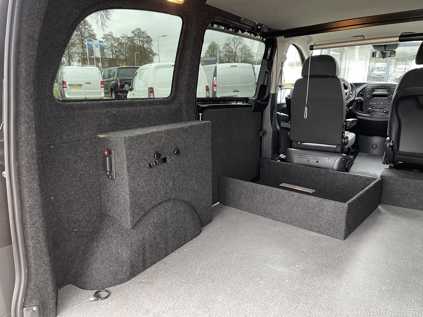 Mercedes-Benz Vito 116 CDI automaat rolstoelbus / speciaal gebouwd voor rolstoel bestuurder / € 27.950 marge / zwart metallic / lift / hand gas en rem / airco / cruise control / euro 6 diesel