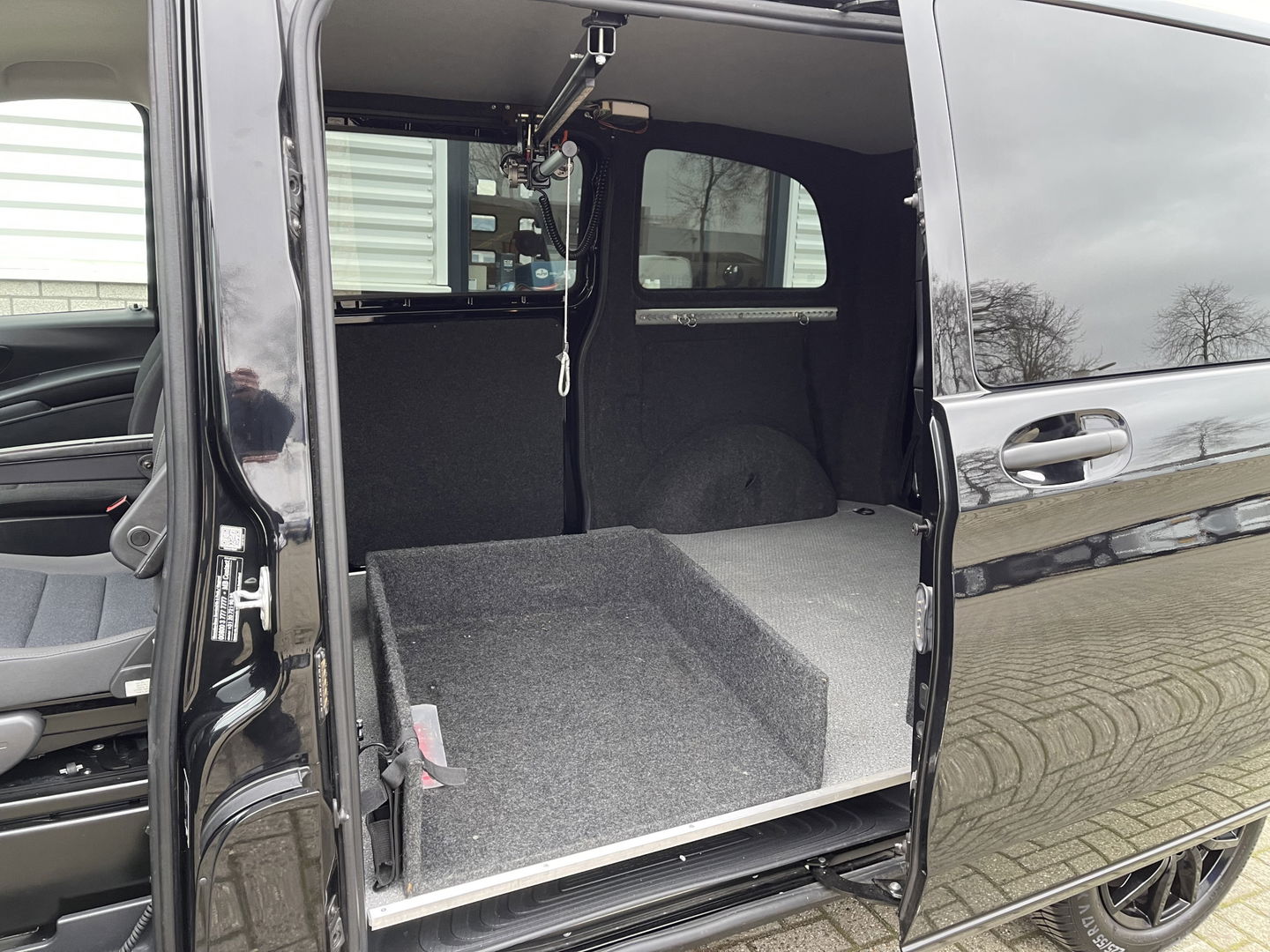 Mercedes-Benz Vito 116 CDI automaat rolstoelbus / speciaal gebouwd voor rolstoel bestuurder / € 27.950 marge / zwart metallic / lift / hand gas en rem / airco / cruise control / euro 6 diesel