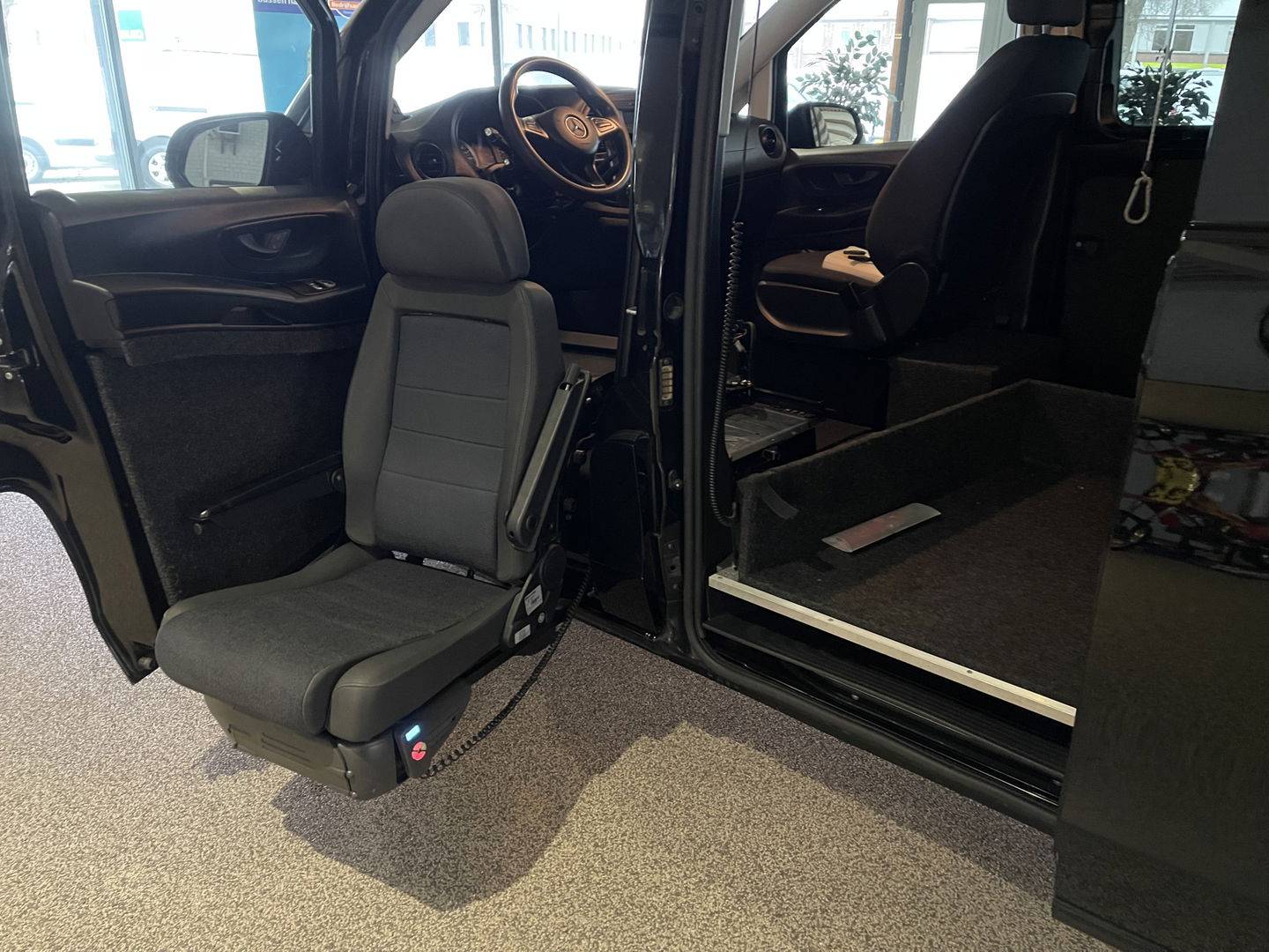 Mercedes-Benz Vito 116 CDI automaat rolstoelbus / speciaal gebouwd voor rolstoel bestuurder / € 27.950 marge / zwart metallic / lift / hand gas en rem / airco / cruise control / euro 6 diesel