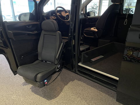 Mercedes-Benz Vito 116 CDI automaat rolstoelbus / speciaal gebouwd voor rolstoel bestuurder / € 27.950 marge / zwart metallic / lift / hand gas en rem / airco / cruise control / euro 6 diesel