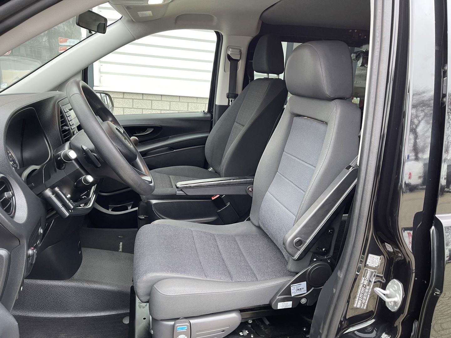 Mercedes-Benz Vito 116 CDI automaat rolstoelbus / speciaal gebouwd voor rolstoel bestuurder / € 27.950 marge / zwart metallic / lift / hand gas en rem / airco / cruise control / euro 6 diesel