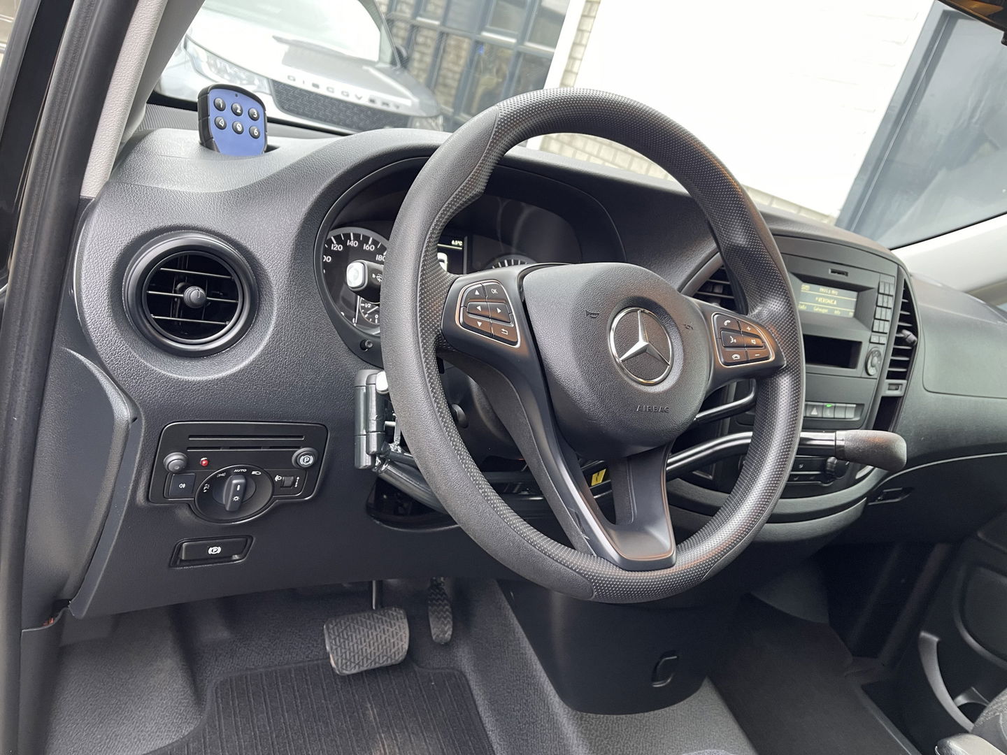 Mercedes-Benz Vito 116 CDI automaat rolstoelbus / speciaal gebouwd voor rolstoel bestuurder / € 27.950 marge / zwart metallic / lift / hand gas en rem / airco / cruise control / euro 6 diesel