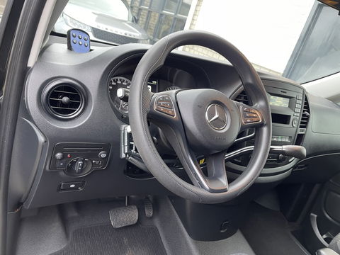 Mercedes-Benz Vito 116 CDI automaat rolstoelbus / speciaal gebouwd voor rolstoel bestuurder / € 27.950 marge / zwart metallic / lift / hand gas en rem / airco / cruise control / euro 6 diesel