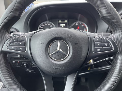 Mercedes-Benz Vito 116 CDI automaat rolstoelbus / speciaal gebouwd voor rolstoel bestuurder / € 27.950 marge / zwart metallic / lift / hand gas en rem / airco / cruise control / euro 6 diesel