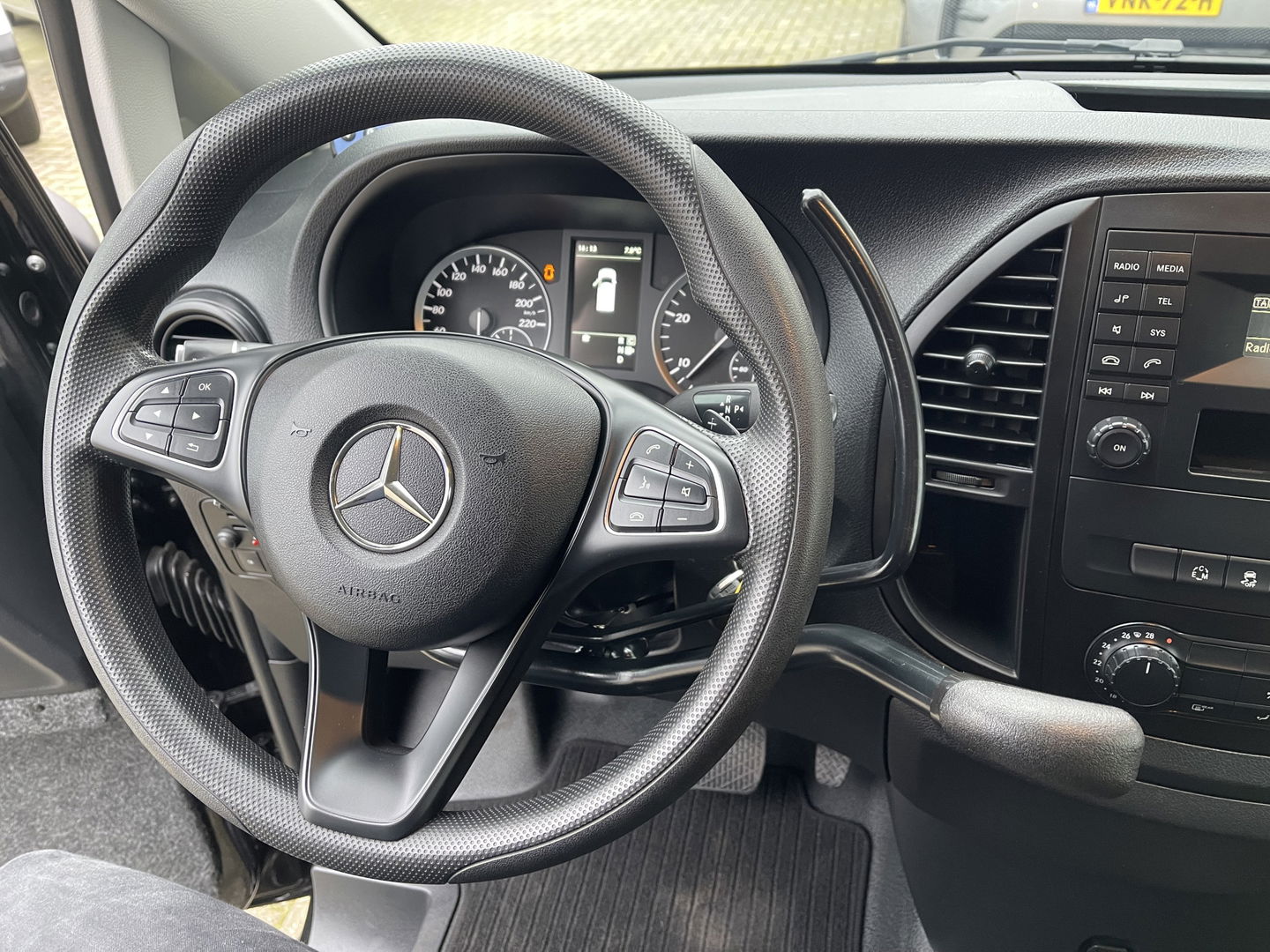 Mercedes-Benz Vito 116 CDI automaat rolstoelbus / speciaal gebouwd voor rolstoel bestuurder / € 27.950 marge / zwart metallic / lift / hand gas en rem / airco / cruise control / euro 6 diesel