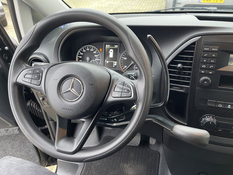 Mercedes-Benz Vito 116 CDI automaat rolstoelbus / speciaal gebouwd voor rolstoel bestuurder / € 27.950 marge / zwart metallic / lift / hand gas en rem / airco / cruise control / euro 6 diesel