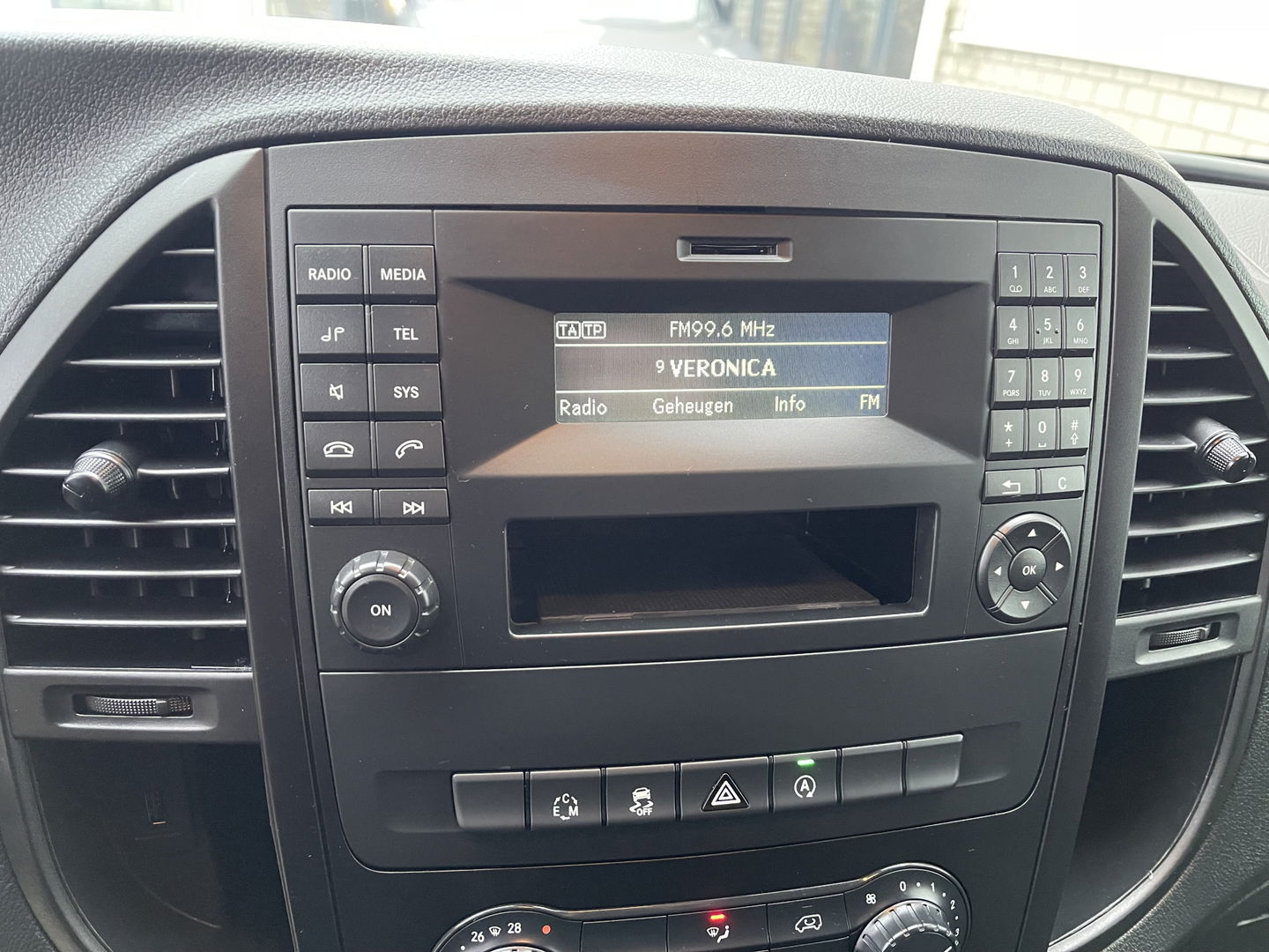 Mercedes-Benz Vito 116 CDI automaat rolstoelbus / speciaal gebouwd voor rolstoel bestuurder / € 27.950 marge / zwart metallic / lift / hand gas en rem / airco / cruise control / euro 6 diesel