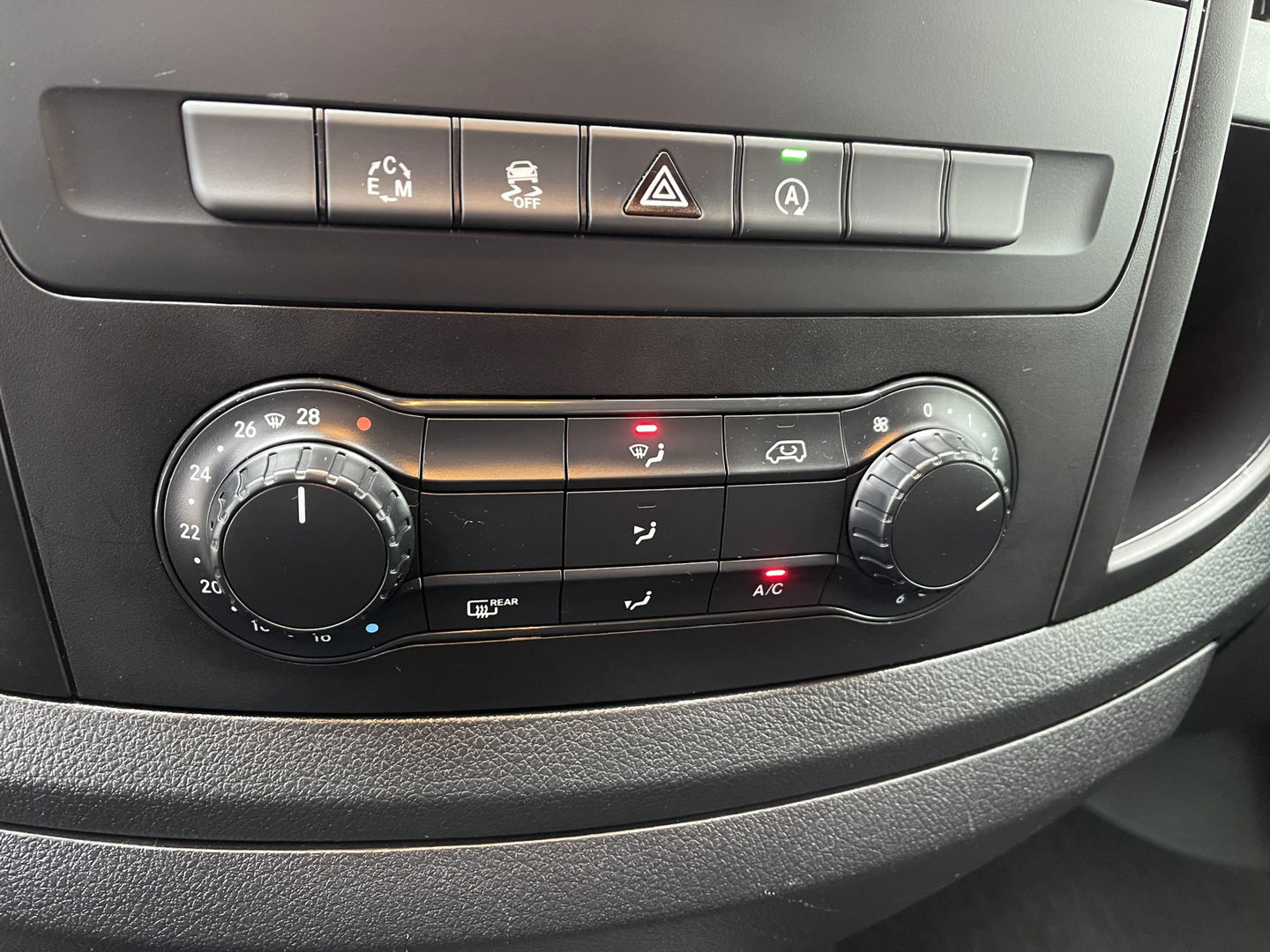 Mercedes-Benz Vito 116 CDI automaat rolstoelbus / speciaal gebouwd voor rolstoel bestuurder / € 27.950 marge / zwart metallic / lift / hand gas en rem / airco / cruise control / euro 6 diesel