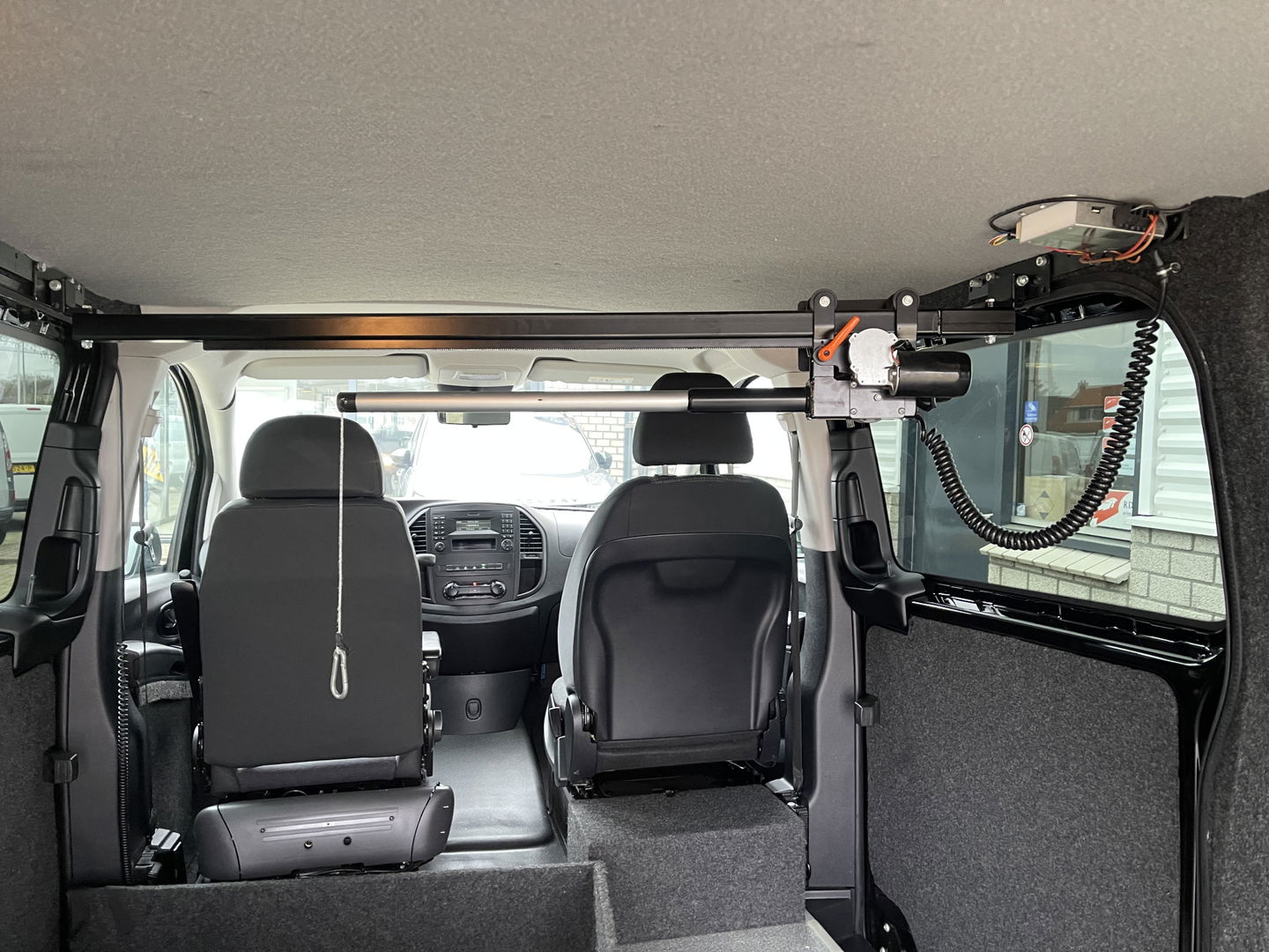 Mercedes-Benz Vito 116 CDI automaat rolstoelbus / speciaal gebouwd voor rolstoel bestuurder / € 27.950 marge / zwart metallic / lift / hand gas en rem / airco / cruise control / euro 6 diesel