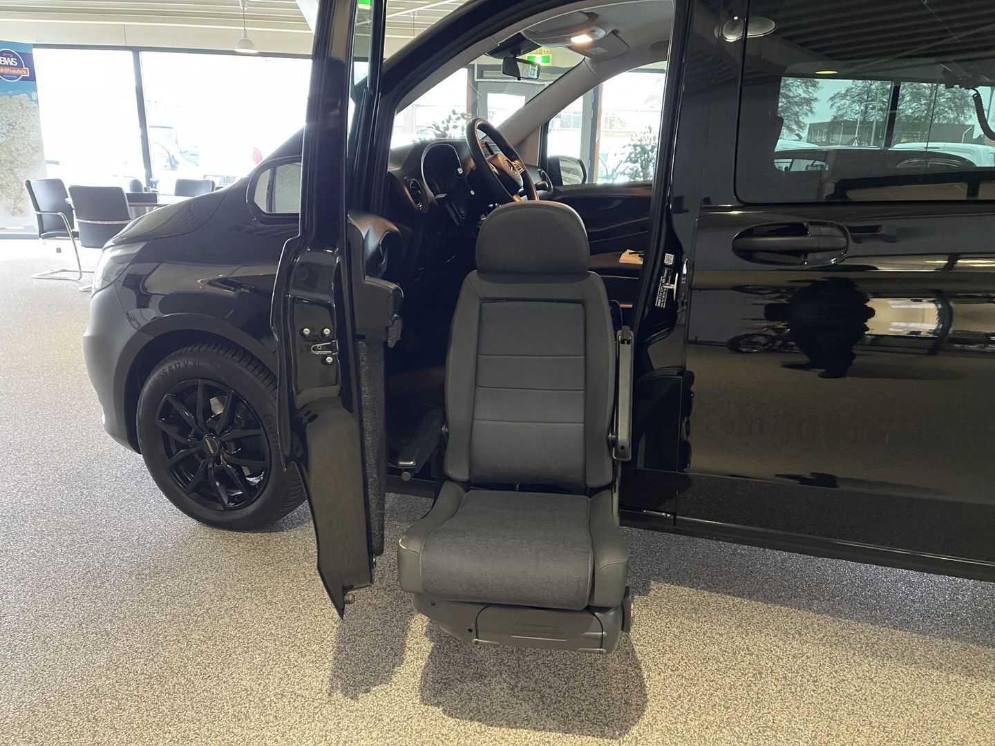 Mercedes-Benz Vito 116 CDI automaat rolstoelbus / speciaal gebouwd voor rolstoel bestuurder / € 27.950 marge / zwart metallic / lift / hand gas en rem / airco / cruise control / euro 6 diesel