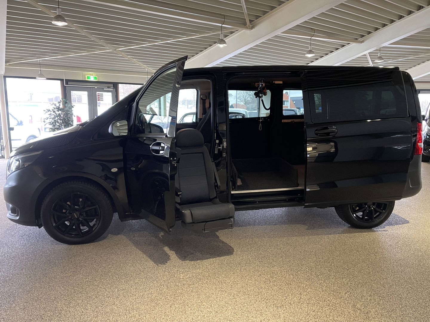 Mercedes-Benz Vito 116 CDI automaat rolstoelbus / speciaal gebouwd voor rolstoel bestuurder / € 27.950 marge / zwart metallic / lift / hand gas en rem / airco / cruise control / euro 6 diesel