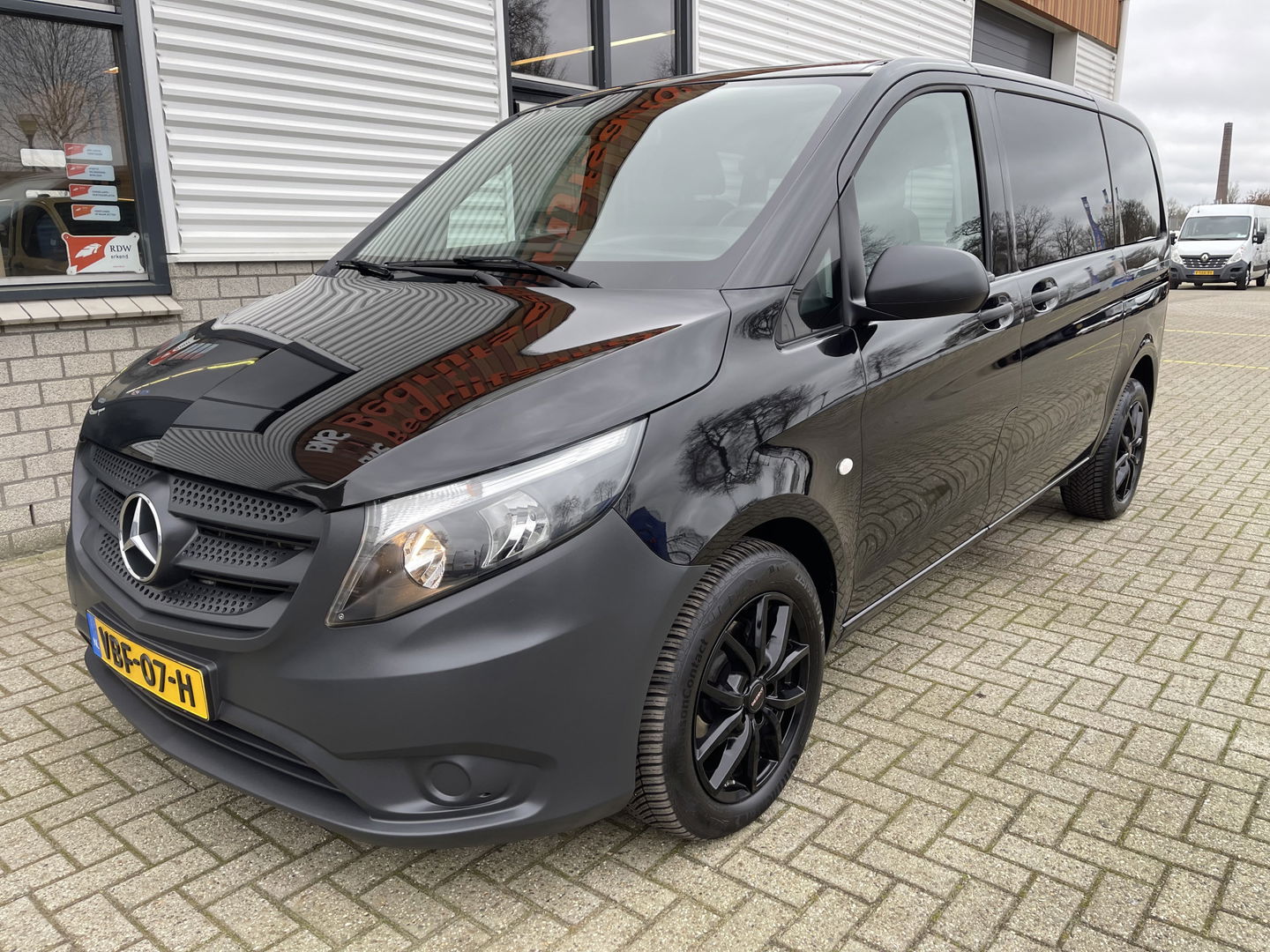 Mercedes-Benz Vito 116 CDI automaat rolstoelbus / speciaal gebouwd voor rolstoel bestuurder / € 27.950 marge / zwart metallic / lift / hand gas en rem / airco / cruise control / euro 6 diesel
