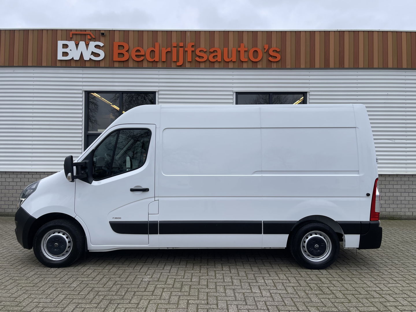 Opel Movano 2.3 Turbo 136pk L2H2 / vaste prijs rijklaar € 14.950 ex btw / euro 6 / bpm vrij / trekhaak 2500 kg / pdc achter / airco / cruise control / bijrijdersbank