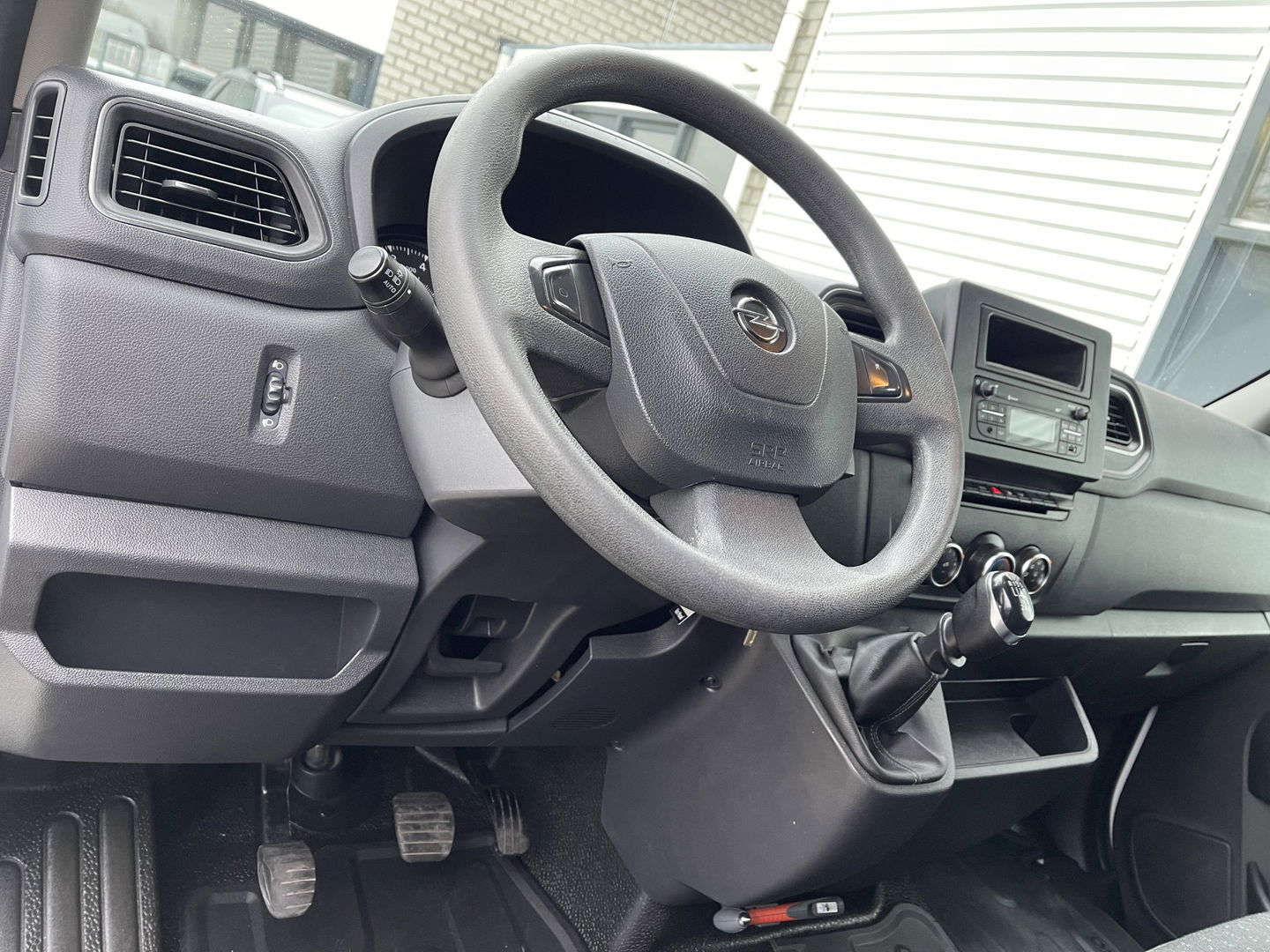 Opel Movano 2.3 Turbo 136pk L2H2 / vaste prijs rijklaar € 14.950 ex btw / euro 6 / bpm vrij / trekhaak 2500 kg / pdc achter / airco / cruise control / bijrijdersbank