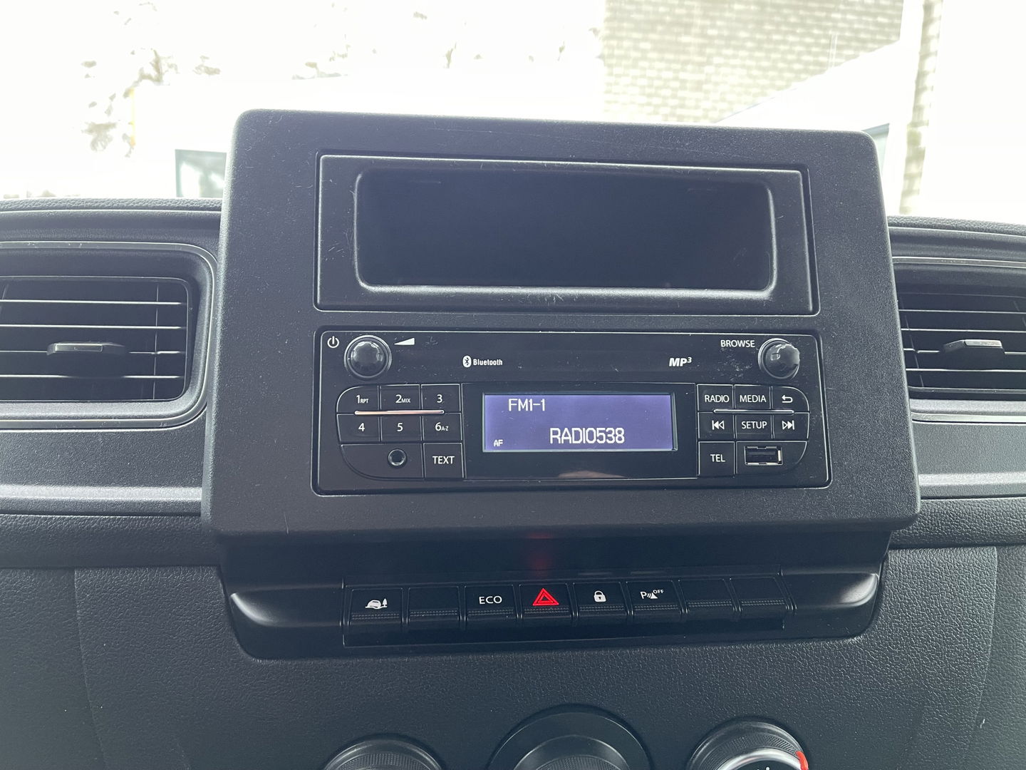 Opel Movano 2.3 Turbo 136pk L2H2 / vaste prijs rijklaar € 14.950 ex btw / euro 6 / bpm vrij / trekhaak 2500 kg / pdc achter / airco / cruise control / bijrijdersbank