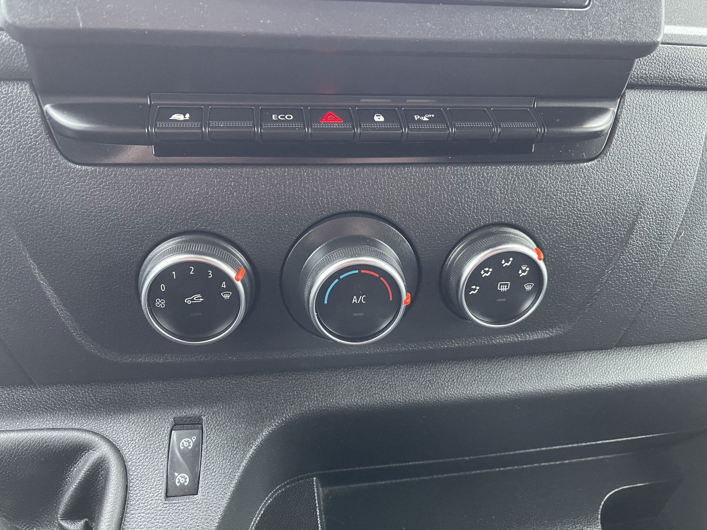 Opel Movano 2.3 Turbo 136pk L2H2 / vaste prijs rijklaar € 14.950 ex btw / euro 6 / bpm vrij / trekhaak 2500 kg / pdc achter / airco / cruise control / bijrijdersbank