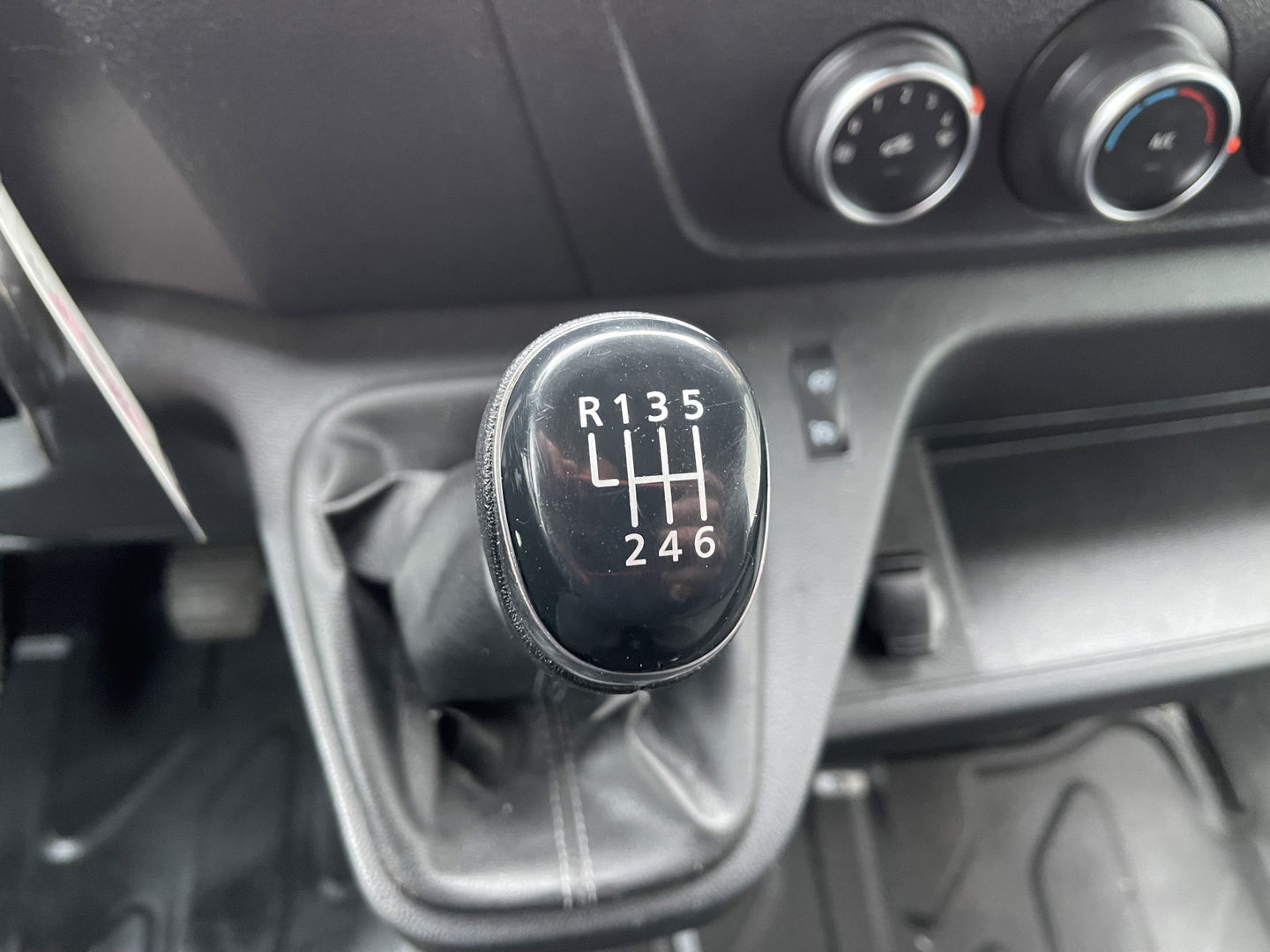 Opel Movano 2.3 Turbo 136pk L2H2 / vaste prijs rijklaar € 14.950 ex btw / euro 6 / bpm vrij / trekhaak 2500 kg / pdc achter / airco / cruise control / bijrijdersbank